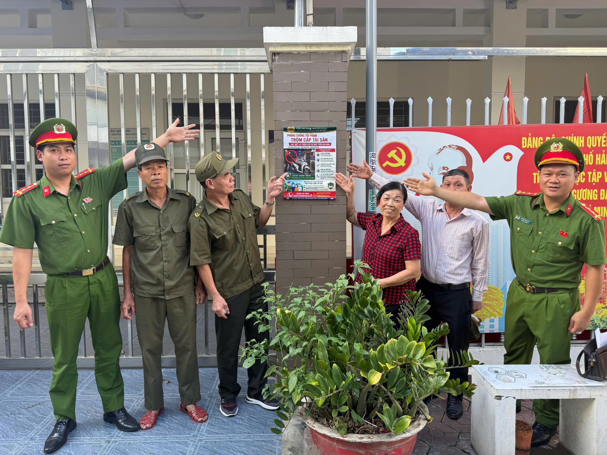 Công an phường Ngô Quyền: Dán 300 pano tuyên truyền, thông báo số điện thoại đường dây nóng phòng, chống tội phạm và ma túy tại 30 tổ dân phố mới